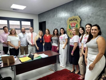 POLÍCIA CIVIL RECEBE VISITA DE ESPECIALISTAS EM VIOLÊNCIA DE GÊNERO E REPRESENTANTES DO “PROJETO OAB POR ELAS” EM DRACENA