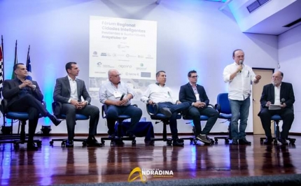 Prefeito de Andradina Mário Celso Lopes palestra no Fórum Cidades Inteligentes