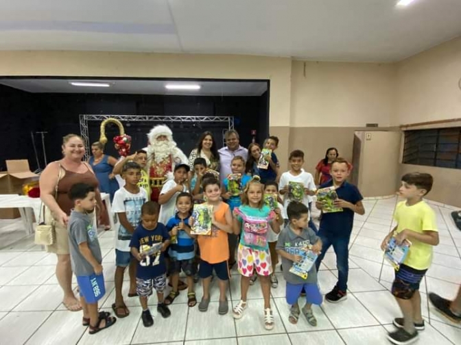 Chegada do Papai Noel de Murutinga de Sul leva alegria e presentes para as crianças