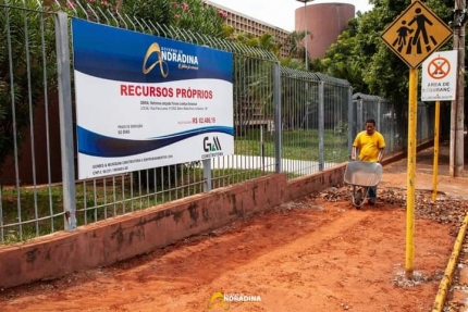 Governo de Andradina implanta calçada segura e acessível no Fórum