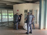 Homem é preso pela Polícia Militar por furto de fiação elétrica em prédio público desativado em Andradina