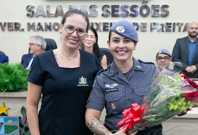 Cabo da PM de Andradina Renata recebe buque de rosas durante entrega de Título de Mulher Cidadã em Andradina