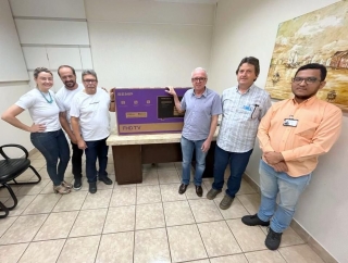 Instituto Casa do Pai doa televisor para instalação de painel eletrônico no pronto-socorro da Santa Casa de Araçatuba