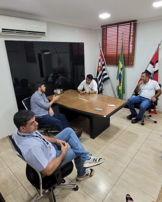Reunião no Gabinete do Prefeito de Pereira Barreto discute regularização financeira da CDHU