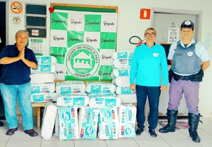 POLÍCIA RODOVIÁRIA DE ANDRADINA  FAZ A ENTREGA DAS FRALDAS GERIÁTRICAS ARRECADADAS DURANTE A “CAMPANHA NATAL ILUMINADO&quot;
