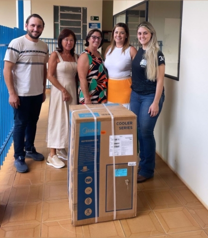 Fundo Social entrega cervejeira a ganhadora de ação entre amigos em Andradina