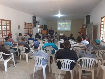 POLÍCIA CIVIL REALIZA PALESTRA EM COMUNIDADE TERAPÊUTICA QUE CUIDA DE REABILITAÇÃO E TRATAMENTO DE DEPENDENTES QUÍMICOS EM DRACENA
