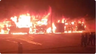 Incêndio de grandes proporções em garagem de ônibus provoca destruição em Andradina
