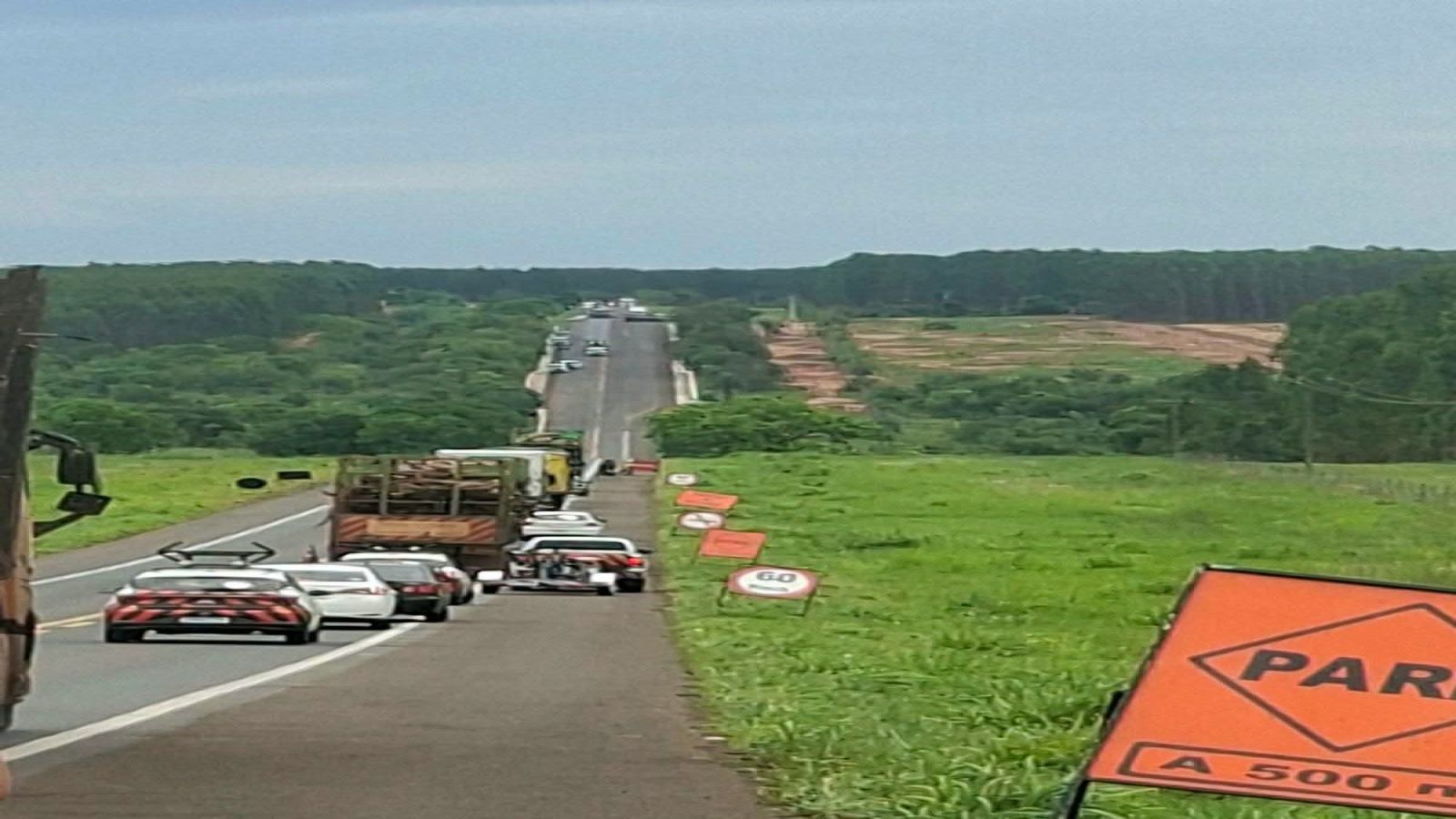 Motoristas enfrentam longas filas na BR-262 devido a obras de recuperação da pista