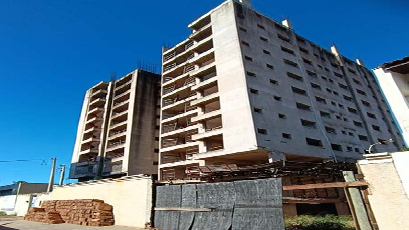 Obra inacabada do Edifício Villa Lobos em Andradina gera preocupação entre moradores
